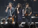 Aksi Para Musisi Country di CMA Awards 2013