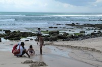 Kegiatan yang bisa wisatawan lakukan di Pantai Pancur adalah berenang atau berfoto-foto. Biasanya, pantai ini selalu penuh saat akhir pekan. Saat itulah warga Banyuwangi dan sekitarnya berwisata di Pantai Pancur (Afif/detikTravel)