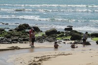 Pantai Pancur terlihat cantik saat siang hari. Ketika matahari sedang terik, keluarkanlah kamera Anda dan potretlah keindahan pantai ini. Meski sedang panas, masih saja ada wisatawan yang cuek dan terus bermain di pantainya (Afif/detikTravel)