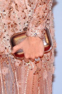 Ia juga terlihat membawa clutch bag dari Jimmy Choo yang terlihat serasi dengan gaunnya. Michael Loccisano/Getty Images/AFP.