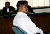 Simon mendengarkan dakwaan yang dibacakan jaksa. Lamhot Aritonang/detikFoto.