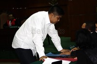 Simon berdiskusi dengan kuasa hukumnya. Lamhot Aritonang/detikFoto.