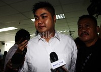 Simon meninggalkan ruang sidang seusai mendengarkan dakwaan. Lamhot Aritonang/detikFoto.