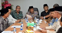 Hadir dalam kesempatan tersebut Ketua LPOI KH Said Aqil Siroj, Bendahara LPOI H. Bina Sihendra dan Sekertaris LPOI Luthfi A. Tamimi.