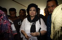 Hartati dikawal anak buahnya saat tiba di Pengadilan Tipikor. Lamhot Aritonang/detikFoto.