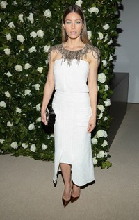 Istri dari musisi Justin Timberlake ini mengenakan strapless white dress serta clutch bag dari Chanel dipadu dengan sepatu gold dari Christian Louboutin. Stephen Lovekin/Getty Images/AFP.