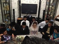     Ingin lebih sakral, pasangan Ayu Ting Ting dan Enji menggelar acara akad nikah secara tertutup pada 4 Juli 2013 lalu di kawasan Depok, Jawa Barat. (dok. Pribadi)