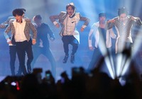 Tak hanya HyunA dan Hyunseung, SHINee juga mencuri perhatian di acara tersebut. AFP PHOTO/STARNEWS.