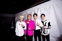 SHINee berpose bersama Show Lo. (SME)