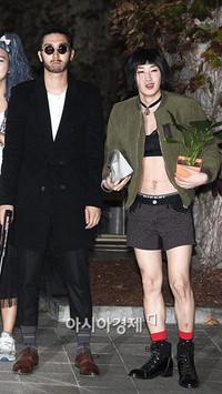 Sedangkan Siwon menjadi Jean Reno dari film yang sama dengan Eunhyuk, 'Léon: The Professional'. (Asiakyeongje)