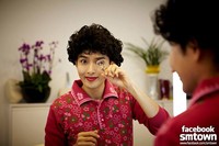 Dengan rambut keriting dan baju yang berbunga, Ryeowook berubah menjadi ahjumma yang berarti bibi. (SME)