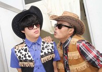 Keduanya tampil seperti cowboy dengan topi dan rompinya. Gus Mun/detikHOT.