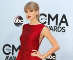 Keanggunan Taylor Swift Bergaun Merah