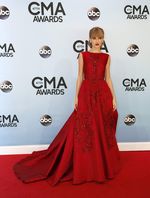 Keanggunan Taylor Swift Bergaun Merah