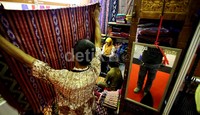 Tidak hanya batik, kain khas daerah seperti ulos dan rajutan juga ikut meramaikan.