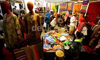 Pengunjung melihat-lihat dan memilih batik di salah satu booth pameran.