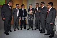 (kiri-kanan) Komisaris Independen PT Sawit Sumbermas Sarana Tbk Marzuki Usman, Presiden Direktur Rimbun Situmorang, Group Founder Abdul Rasyid, Presiden Komisaris Bungaran Saragih, Direktur Harry M Nadir, Direktur Vallauthan Subraminam dan Direktur Ramzi Sastra berbincang usai penawaran umum perdana saham di Jakarta, Kamis (7/11/2013).