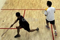 Dua atlet tengah menyelesaikan pertandingan hari pertama Kejurnas Squash di lapangan Squash GBK Senayan, Jakarta.