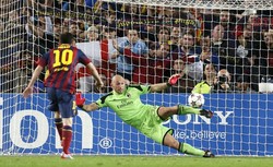 Lionel Messi mencetak gol melalui titik putih di menit ke-30. Reuters/Gustau Nacarino.