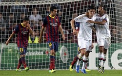 Kaka dan Robinho merayakan gol bunuh diri Gerard Pique di menit ke-45. Reuters/Albert Gea.