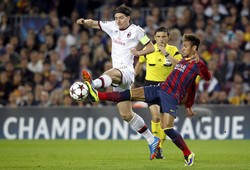 Neymar berebut bola dengan Riccardo Montolivo. Reuters/Albert Gea