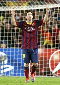Lionel Messi merayakan gol. Dalam pertandingan ini, Messi dua kali membobol gawang AC Milan. Reuters/Gustau Nacarino