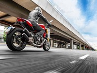 Dalam memberikan akselerasi yang optimal, Ducati juga menggunakan chassis yang berkualitas tinggi dan beratnya hanya 182 kg.