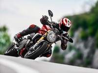 Ducati Monster 1200 dan 1200 S model terbaru ini diklaimnya begitu luar biasa dengan menggendong mesin berkapasitas 1198 Testastretta 11.