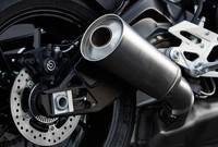 BMW S 1000 R ini juga dilengkapi dengan sistem pengereman Race-ABS, ASC (Automatic Stability Control) dan 2 mode mengemudi 'Rain' dan 'Road' untuk berbagai tipe jalanan. (Dok BMW)