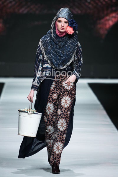 Jakarta, Indonesia - 19 Oktober. NurZahra Folk Solitude. Jakarta Fashion Week 2014 at Senayan City. 19 Oktober 2013. Jakarta. [Foto: Mohammad Abduh/Wolipop]