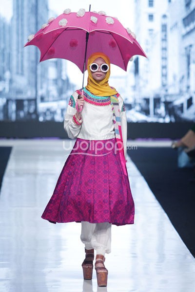 Jakarta, Indonesia - 19 Oktober 2013. Dian Pelangi Pop Batik. Jakarta Fashion Week 2014 at Senayan City. Jakarta. [Foto: Mohammad Abduh/Wolipop]