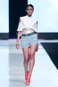 Jakarta, Indonesia - 19 Oktober. Toton Januar Sultan and the Mermaid Queen Fathom. Jakarta Fashion Week 2014 at Senayan City. 19 Oktober 2013. Jakarta. [Foto: Mohammad Abduh/Wolipop]