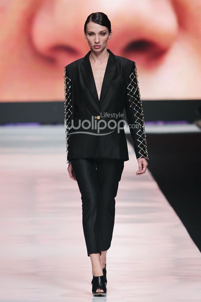 Jakarta, Indonesia - 19 Oktober. Yosafat Dwi Kurniawan National Treasure. Jakarta Fashion Week 2014 at Senayan City. 19 Oktober 2013. Jakarta. [Foto: Mohammad Abduh/Wolipop]