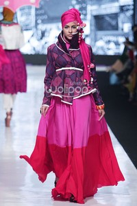 Jakarta, Indonesia - 19 Oktober 2013. Dian Pelangi Pop Batik. Jakarta Fashion Week 2014 at Senayan City. Jakarta. [Foto: Mohammad Abduh/Wolipop]