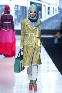 Jakarta, Indonesia - 19 Oktober 2013. Dian Pelangi Pop Batik. Jakarta Fashion Week 2014 at Senayan City. Jakarta. [Foto: Mohammad Abduh/Wolipop]