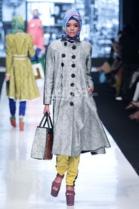 Jakarta, Indonesia - 19 Oktober 2013. Dian Pelangi Pop Batik. Jakarta Fashion Week 2014 at Senayan City. Jakarta. [Foto: Mohammad Abduh/Wolipop]