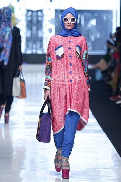 Jakarta, Indonesia - 19 Oktober 2013. Dian Pelangi Pop Batik. Jakarta Fashion Week 2014 at Senayan City. Jakarta. [Foto: Mohammad Abduh/Wolipop]