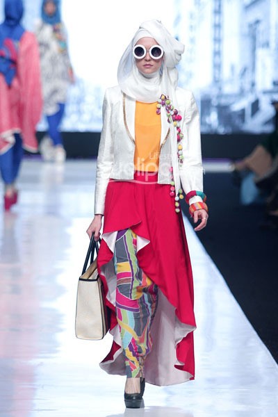 Jakarta, Indonesia - 19 Oktober 2013. Dian Pelangi Pop Batik. Jakarta Fashion Week 2014 at Senayan City. Jakarta. [Foto: Mohammad Abduh/Wolipop]