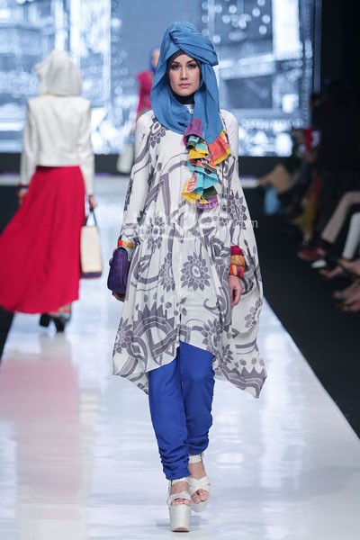 Jakarta, Indonesia - 19 Oktober 2013. Dian Pelangi Pop Batik. Jakarta Fashion Week 2014 at Senayan City. Jakarta. [Foto: Mohammad Abduh/Wolipop]