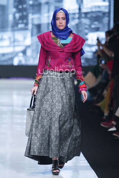 Jakarta, Indonesia - 19 Oktober 2013. Dian Pelangi Pop Batik. Jakarta Fashion Week 2014 at Senayan City. Jakarta. [Foto: Mohammad Abduh/Wolipop]