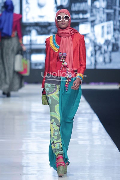 Jakarta, Indonesia - 19 Oktober 2013. Dian Pelangi Pop Batik. Jakarta Fashion Week 2014 at Senayan City. Jakarta. [Foto: Mohammad Abduh/Wolipop]