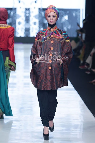 Jakarta, Indonesia - 19 Oktober 2013. Dian Pelangi Pop Batik. Jakarta Fashion Week 2014 at Senayan City. Jakarta. [Foto: Mohammad Abduh/Wolipop]