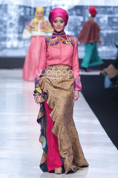Jakarta, Indonesia - 19 Oktober 2013. Dian Pelangi Pop Batik. Jakarta Fashion Week 2014 at Senayan City. Jakarta. [Foto: Mohammad Abduh/Wolipop]