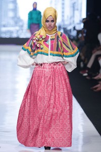 Jakarta, Indonesia - 19 Oktober 2013. Dian Pelangi Pop Batik. Jakarta Fashion Week 2014 at Senayan City. Jakarta. [Foto: Mohammad Abduh/Wolipop]