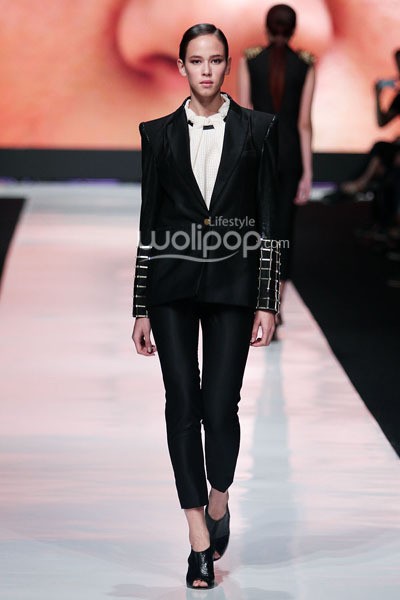 Jakarta, Indonesia - 19 Oktober. Yosafat Dwi Kurniawan National Treasure. Jakarta Fashion Week 2014 at Senayan City. 19 Oktober 2013. Jakarta. [Foto: Mohammad Abduh/Wolipop]