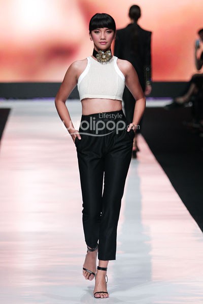 Jakarta, Indonesia - 19 Oktober. Yosafat Dwi Kurniawan National Treasure. Jakarta Fashion Week 2014 at Senayan City. 19 Oktober 2013. Jakarta. [Foto: Mohammad Abduh/Wolipop]