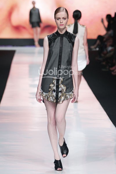 Jakarta, Indonesia - 19 Oktober. Yosafat Dwi Kurniawan National Treasure. Jakarta Fashion Week 2014 at Senayan City. 19 Oktober 2013. Jakarta. [Foto: Mohammad Abduh/Wolipop]