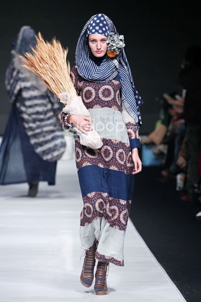 Jakarta, Indonesia - 19 Oktober. NurZahra Folk Solitude. Jakarta Fashion Week 2014 at Senayan City. 19 Oktober 2013. Jakarta. [Foto: Mohammad Abduh/Wolipop]