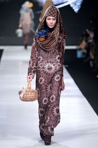 Jakarta, Indonesia - 19 Oktober. NurZahra Folk Solitude. Jakarta Fashion Week 2014 at Senayan City. 19 Oktober 2013. Jakarta. [Foto: Mohammad Abduh/Wolipop]