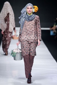 Jakarta, Indonesia - 19 Oktober. NurZahra Folk Solitude. Jakarta Fashion Week 2014 at Senayan City. 19 Oktober 2013. Jakarta. [Foto: Mohammad Abduh/Wolipop]